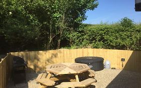 Romantic Getaway Luxury Wooden Cabin With Private Hot Tub And Bbq